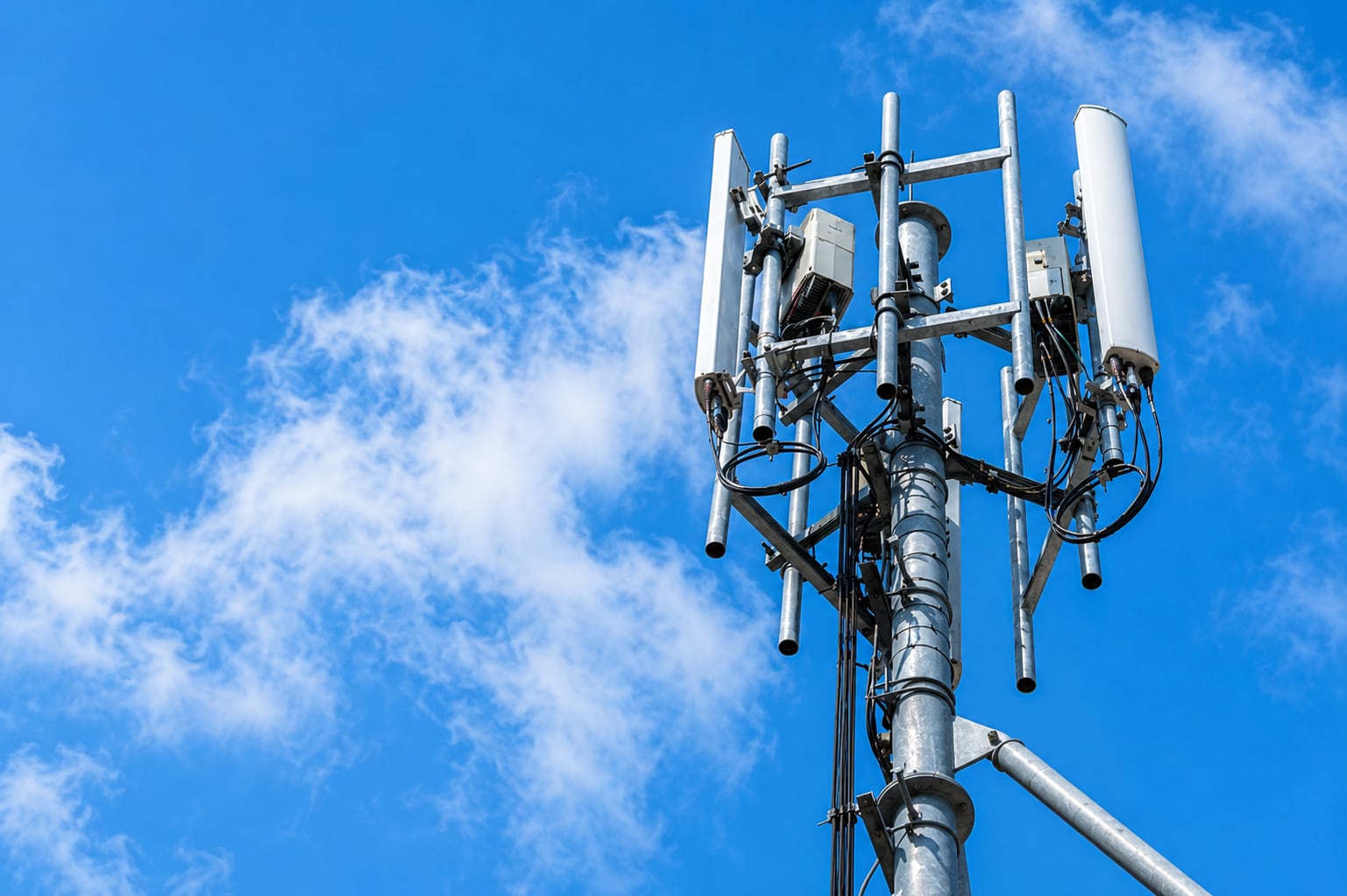 Telefónica y Cellnex amplían su acuerdo para evitar apagones en el móvil