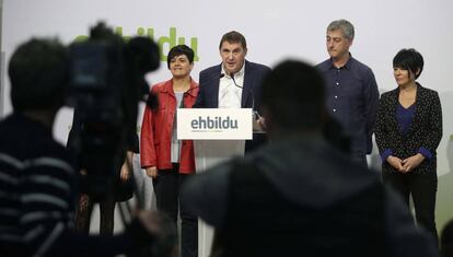 El coordinador general de EH Bildu, Arnaldo Otegi, informa sobre el preacuerdo político alcanzado por su coalición con ERC para las elecciones generales. 
 