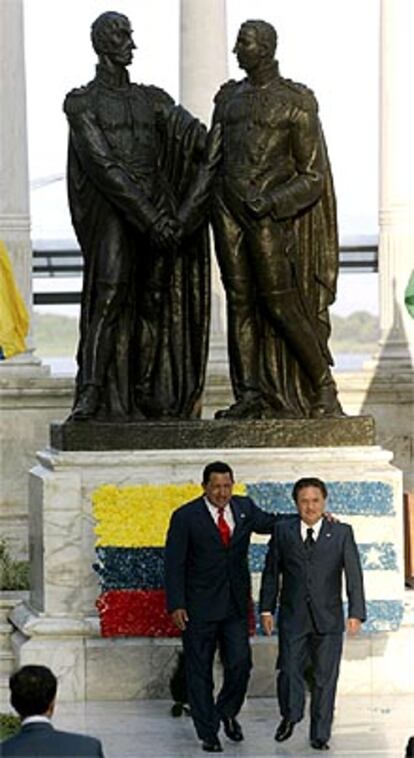 El presidente de Venezuela, Hugo Chvez, junto a su homlgo argentino, Eduardo Duhalde, junto a las estatuas de Simn Bolvar y Jos de San Martn en Guayaquil.