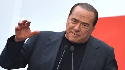Berlusconi asiste a una manifestaci&oacute;n del PDL en Roma el 4 de agosto.