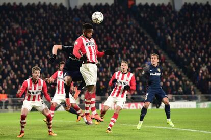 El jugador del PSV Jurgen Locadia despeja un balón de cabeza.