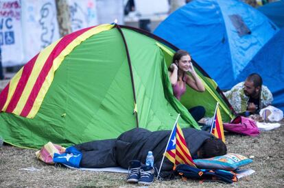 Acampada frente a la sede del Tribunal Superior de Justicia de Cataluña en protesta por la detención de altos cargos del Govern.