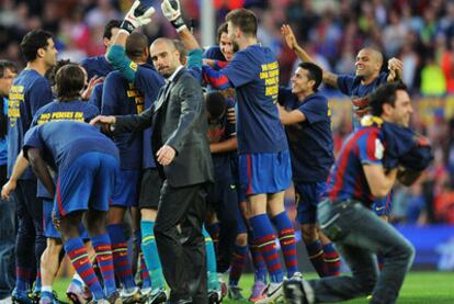 Guardiola y los jugadores del Barcelona celebran la consecución del título de Liga tras ganar al Valladolid.