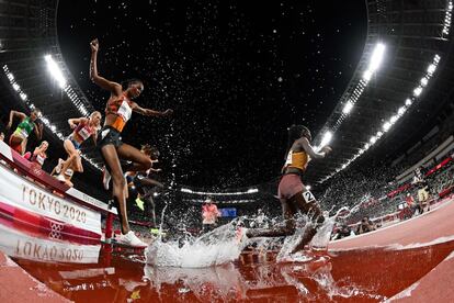 Las atletas compiten en la final de los 3000 metros obstáculos en el Estadio Olímpico de Tokio.