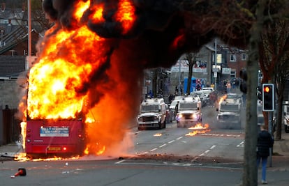 Un autobús incendiado durante las protestas en Belfast, el miércoles.