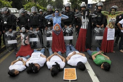 Mujeres salvadore&ntilde;as se manifiestan en San Salvador por la despenalizaci&oacute;n del aborto. / Roberto Escobar (Efe)