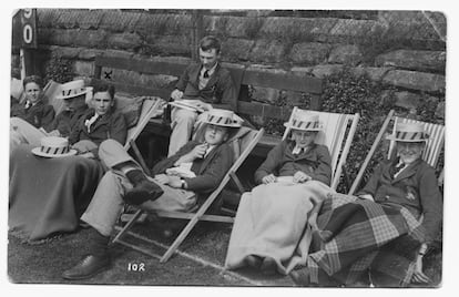 Roald Dahl (centro), de niño en el internado de Repton.