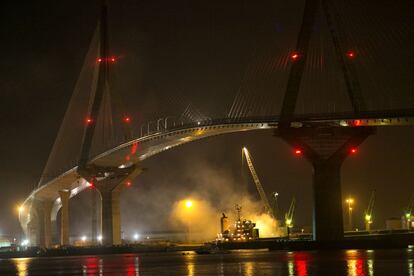 Vista nocturna del puente con las máquinas trabajando hasta horas antes de su inauguración.