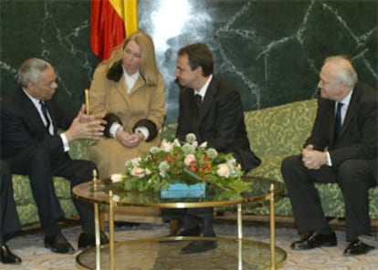 Powell habla con Zapatero el 24 de marzo en el Congreso. A la derecha, Moratinos, ministro de Exteriores.
