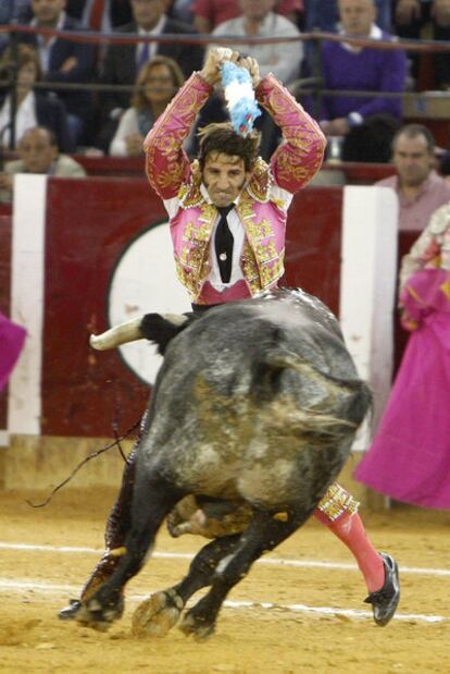 Padilla, ante el toro que le corneó.