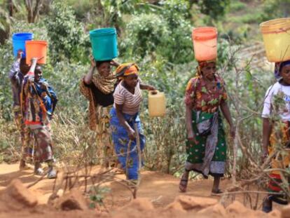 Mujeres de Mweteni recogiendo agua.