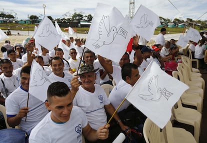 Los rebeldes de las Fuerzas Armadas Revolucionarias de Colombia (FARC) agitan banderas blancas de paz durante un acto para conmemorar la finalización de su proceso de desarme en Buenavista.