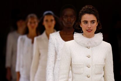 La actriz Margaret Qualley en el desfile de alta costura primavera/verano 2024 de Chanel, el 23 de enero de 2024.