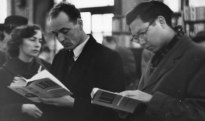 Lectores de Lolita, de Valdimir Nabokov, fotografiados en una librería de Londres en 1959.