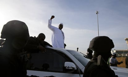 El presidente de Gambia Adama Barrow saluda a sus seguidores a su llegada a Banjul.