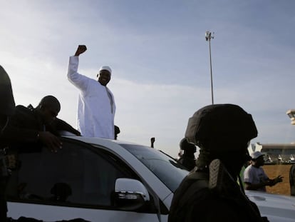 O presidente da Gâmbia Adama Barrow saúda seus seguidores em sua chegada a Banjul.