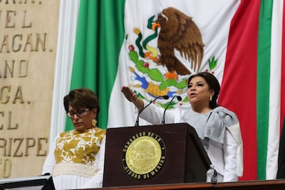 Martha Ávila y Clara Brugada en la toma de protesta de la Jefa de Gobierno el 5 de octubre 2024 en el Congreso de la Ciudad de México.