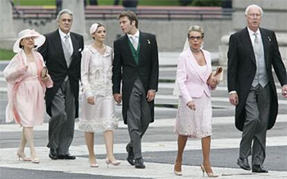 De izquierda a derecha, Plácido Domingo y su mujer; Filiberto de Saboya y su esposa, Clotilde, y Víctor Manuel de Saboya y Marina Doria.