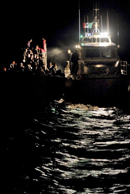 Un barco con inmigrantes llega ayer a Lampedusa.