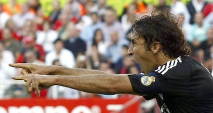 Raúl, celebra uno de los goles, durante el partido dela Liga de Primera División, que enfrentó a su equipo el Real Madrid contra el Sevilla con resultado de 2 a 4 a favor del Madrid.