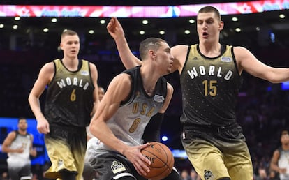 LaVine, con el bal&oacute;n, Porzingis y Jokic.