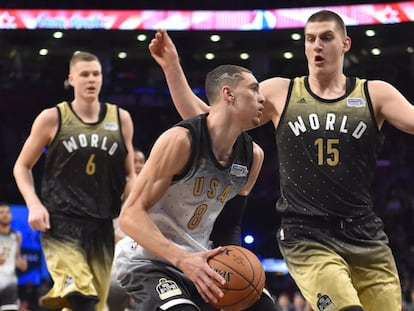 LaVine, con el balón, Porzingis y Jokic.