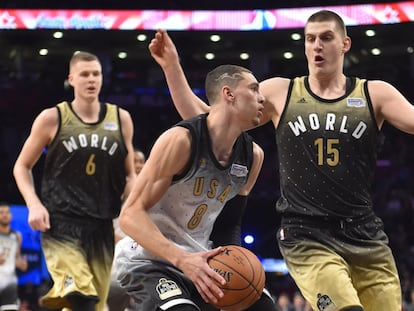 LaVine, con el bal&oacute;n, Porzingis y Jokic.