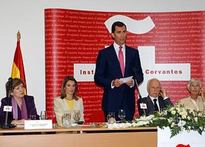 El príncipe de Asturias se dirige a los asistentes a la inauguración del Instituto Cervantes en Budapest, en presencia de doña Letizia (a su derecha); la ministra de Educación, María Jesús Sansegundo, y el presidente de Hungría, Férenc Mádl.