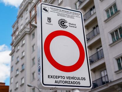 Una señal indicativa de Madrid Central en una vía de la capital.