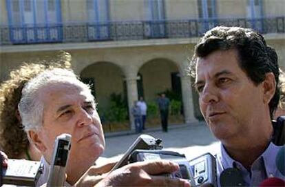 Los disidentes cubanos Elizardo Sánchez (izquierda) y Oswaldo Payá, en La Habana, en mayo de 2001.