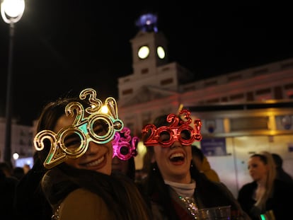 Dos mujeres celebran el fin de año de 2022 en la Puerta del Sol de Madrid.