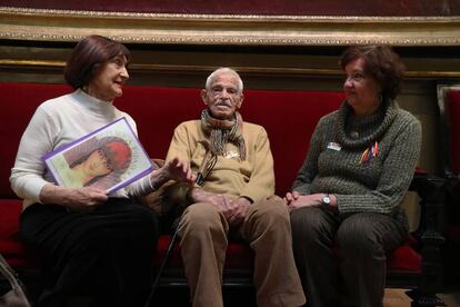 María Antonia Sánchez-Monroy, Maximino de Cos y Marisol González, antes del acto de homenaje en el Senado a los republicanos españoles exiliados tras la Guerra Civil.