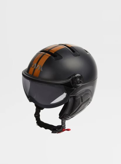 De la colaboración entre Kask Piuma y Zegna nace un casco de esquí que combina elegancia con funcionalidad. El interior de las orejeras extraíbles es de lana merina transpirables y el exterior está rematado en cuero.
Precio: 750 euros.