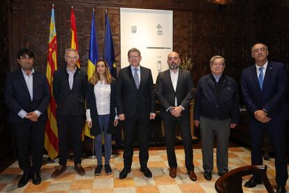 El presidente de la Generalitat valenciana, Ximo Puig, con la consejera de Agricultura, Isaura Navarro, y representantes de los regantes.