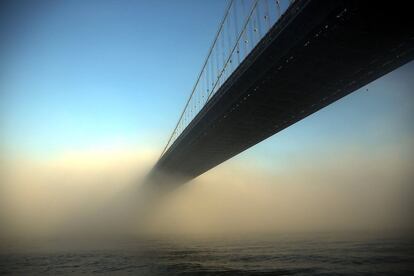 El puente de Manhattan desde Brooklyn se ve como desaparece en una densa niebla.