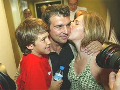 Joan Laporta, con su mujer y su hijo, tras ganar las elecciones del Barça.
