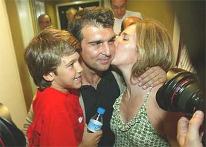 Joan Laporta, con su mujer y su hijo, tras ganar las elecciones del Barça.