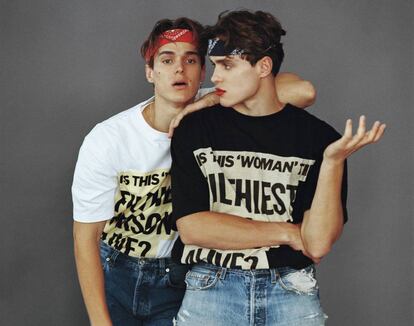 Los hermanos e ‘influencers’ Valen y Vova Volinetts lucen camisetas de la colección divine de Loewe.