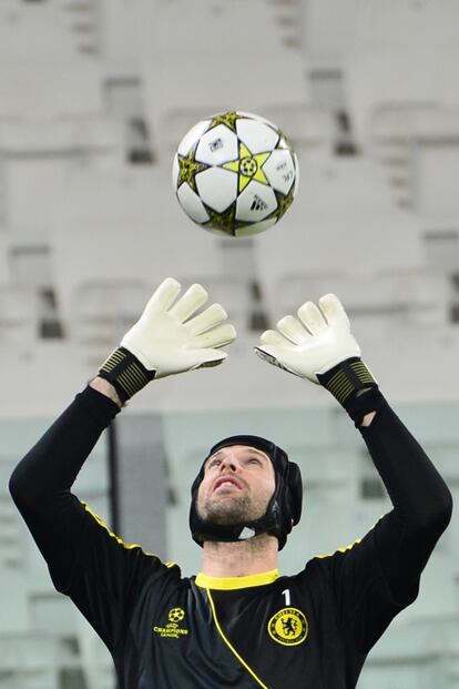 Petr Cech durante el entrenamiento en Turín