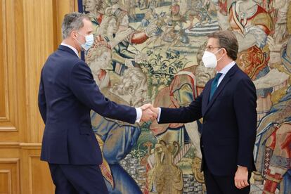 El rey Felipe VI durante la recepción en audiencia al presidente del Partido Popular, Alberto Núñez Feijóo, este miércoles en el Palacio de la Zarzuela.