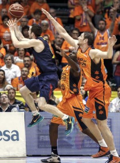 Marcelinho, en su tiro decisivo ante el Valencia.