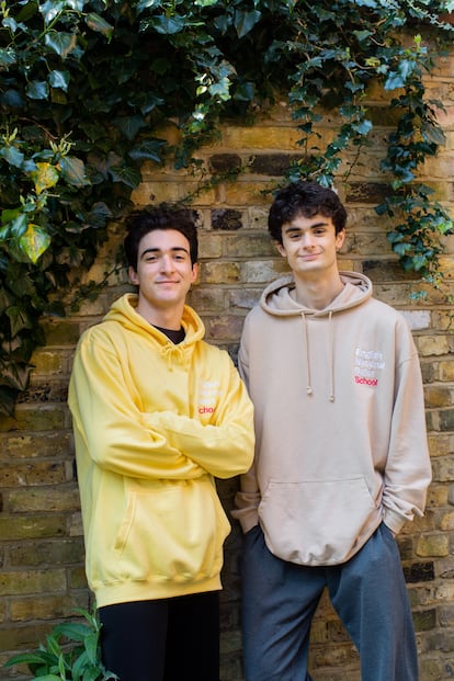 José María Lorca (izquierda) y Samuel López posan después de una de sus clases en Londres.