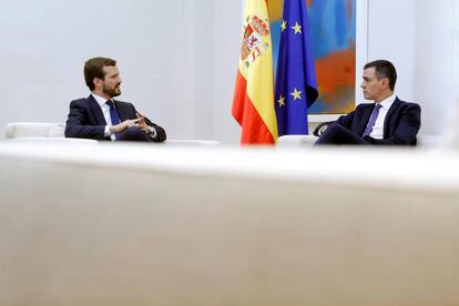 El presidente del Gobierno en funciones, Pedro Sánchez, y el líder del PP, Pablo Casado, este miércoles en Moncloa.