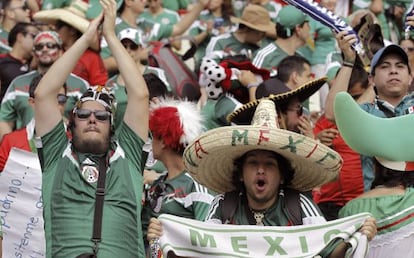 Aficionados mexicanos en el partido contra Brasil.