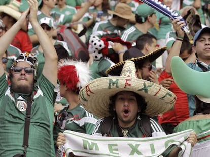 Aficionados mexicanos en el partido contra Brasil.