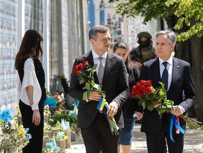 El ministro de Exteriores de Ucrania, Dmitro Kuleba, con el secretario de Estado de EE UU, Antony Blinken, en Kiev, el 15 de mayo.
