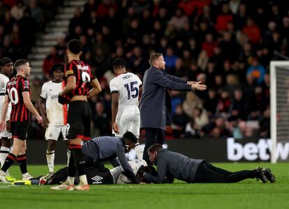 El entrenador del Luton, Rob Edwards, gesticula mientras los médicos atienden a Tom Lockyer, este sábado en Bournemouth.