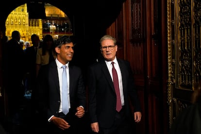 El flamante primer ministro, Keir Starmer, entra al Parlamento acompañado del jefe de la oposición, Rishi Sunak.