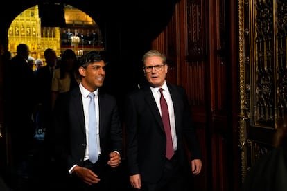 El flamante primer ministro, Keir Starmer, entra al Parlamento acompañado del jefe de la oposición, Rishi Sunak. 