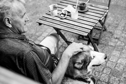 Un hombre con su perro, en una terraza en Bilbao.